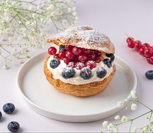 Профитроли с заварным кремом и ягодами