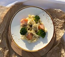 Феттуччине с семгой и брокколи