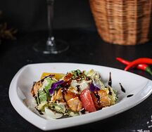 Теплый салат с лососем под цитрусовым соусом