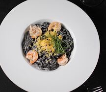 Черные спагетти с креветками