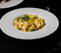 Феттуччине с лососем и спаржей