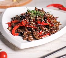 Салат из филе говядины с соусом терияки