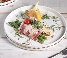 Филе семги со спаржей под сливочным соусом