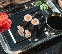 Маки с лососем