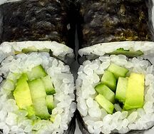 Маки с огурцом и авокадо