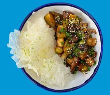 Жареный тофу со свининой и овощами