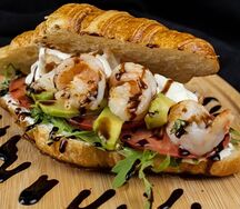 Круассан с креветками 