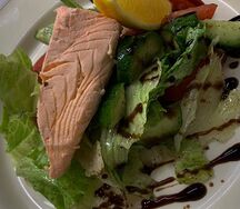 Салат с отварной семгой