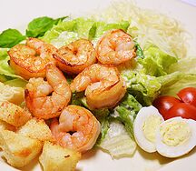 Салат Цезарь с креветками