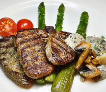 Медальоны из говядины со спаржей