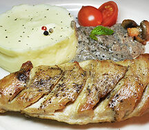 Куриная грудка с картофельным пюре и грибным соусом