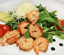 Руккола с тигровыми креветками