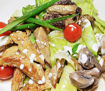 Салат теплый с курицей и грибами