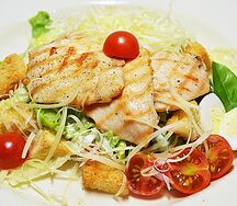 Салат Цезарь с курицей