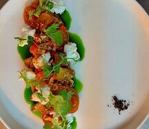 Салат из теплых баклажанов с томатами и сыром страчателла