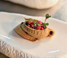 Тапас с паштетом и ягодным соусом