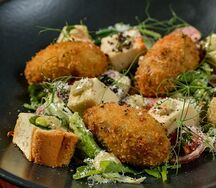 Салат Цезарь с куриным рийетом