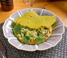 Хумус с угрем и осетинским песто