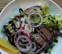 Теплый гриль-салат с говядиной и овощами