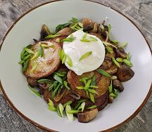 Картофель с грибами и яйцом пашот