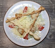 Салат Цезарь с курицей