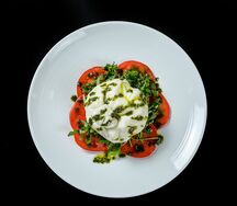 Салат с сыром буррата