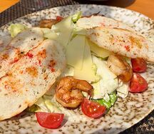 Салат Цезарь с креветками