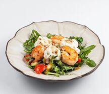 Салат с креветками и сыром Страчателла