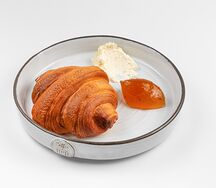Круассан с джемом и сливочным маслом