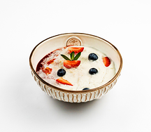 Овсяная каша с кокосовым муссом и сезонными ягодами