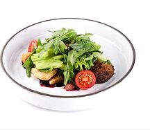Лионский салат с печенью индейки и куриным филе