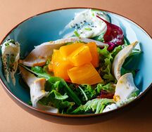 Салат с копчёным куриным филе и сезонными фруктами