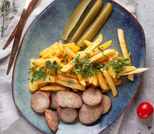 Фри в сырном соусе с колбасками из курицы