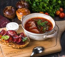 Домашний борщ с укропной пампушкой