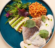 Филе дорадо с птитимом и икорным соусом