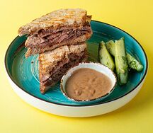 Сэндвич с пастрами из говядины острые