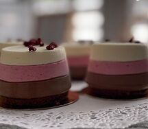 Десерт Три шоколада малиновый