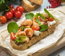 Брускетта с тигровыми креветками