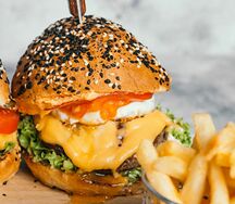 Брутальный бургер с мраморной говядиной