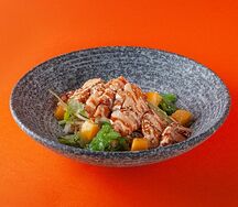 Поке с имбирным цыпленком и манго