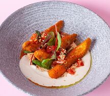 Хрустящий авокадо с хумусом и йогуртом из кешью