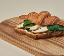 Круассан с цыпленком, шпинатом и соусом цезарь