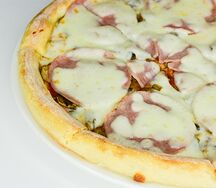 Пицца с ветчиной и шампиньонами