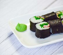 Мини-ролл с чукой и беконом