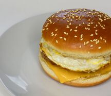 Бургер с яйцом