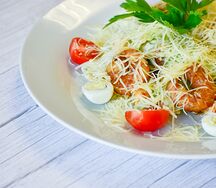 Салат Цезарь с креветками