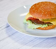 Бургер с морковью по-корейски