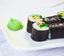 Мини-ролл с мидиями и чукой