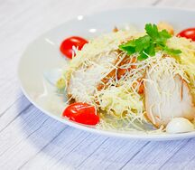 Салат Цезарь с курицей