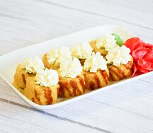 Ролл с лососем жареный